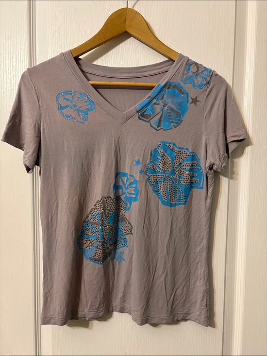 Tops - Women's Gray Floral Accent V-Neck Tee